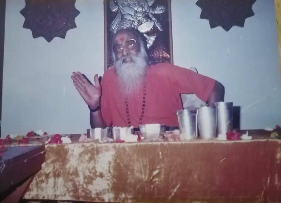 Gurudev speaking at a CHYK event